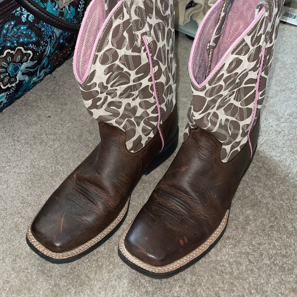 Ariat cowboy boots sz 4